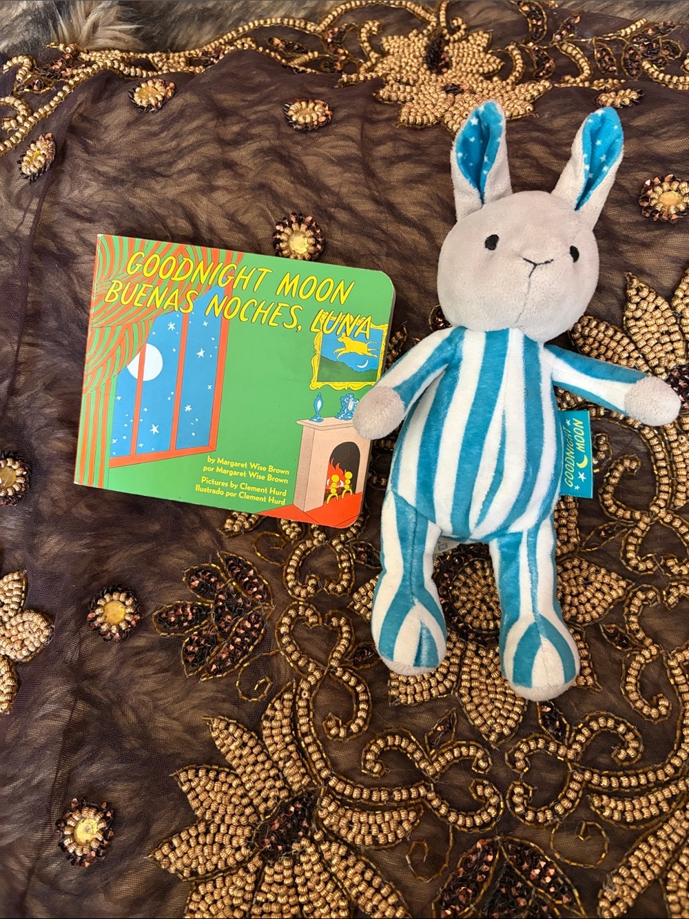 Goodnight Moon Hard Back English/Spanish With 10 inch stuffed bunny plush
